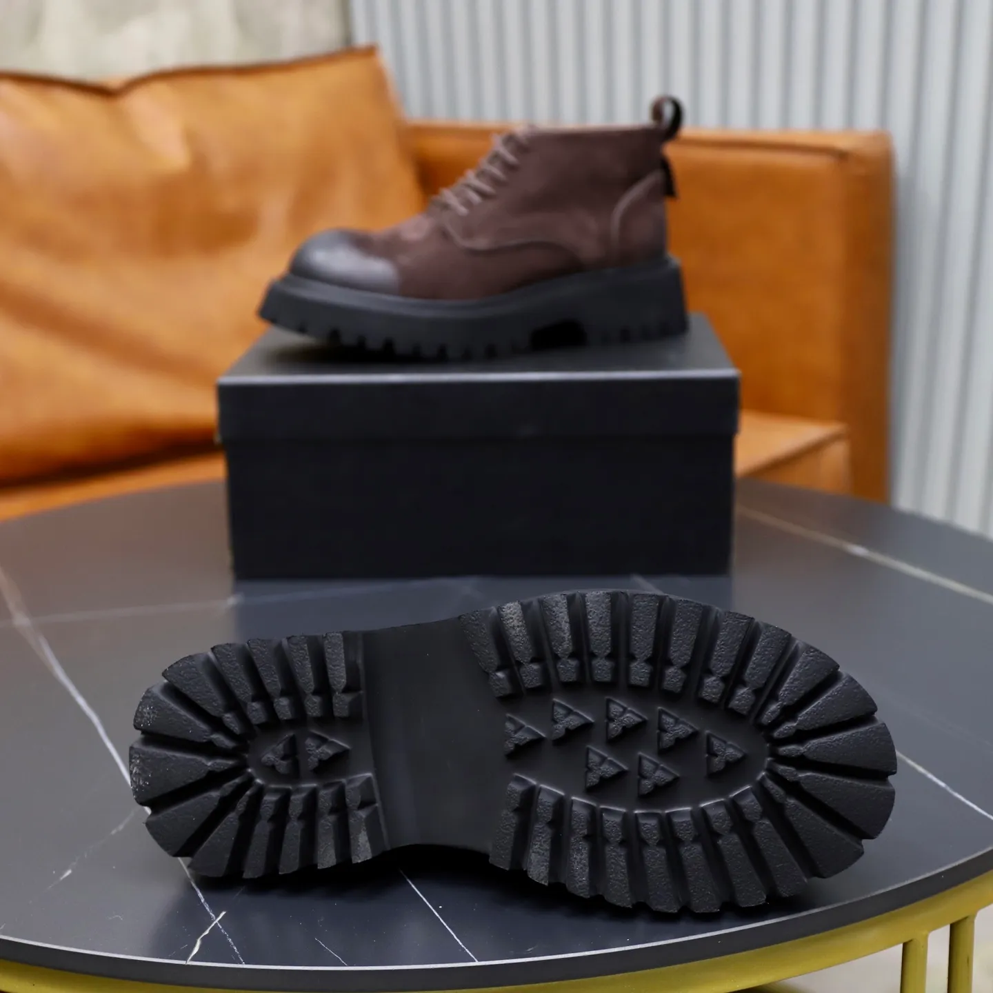 Men's shoes: 580💰🙅‍♂️🙅‍♂️🙅‍♂️ Brand: PRADA Standard code: 38-44 (45 customized) Grade: Same as the official website Material: Original high-grade high-mercerized light Comfortable and breathable pigskin lining Non-slip soft wear-resistant outsole Style category: Men's fashionable casual boots Distinguished luxury brand elements Top luxury Color: actual picture color